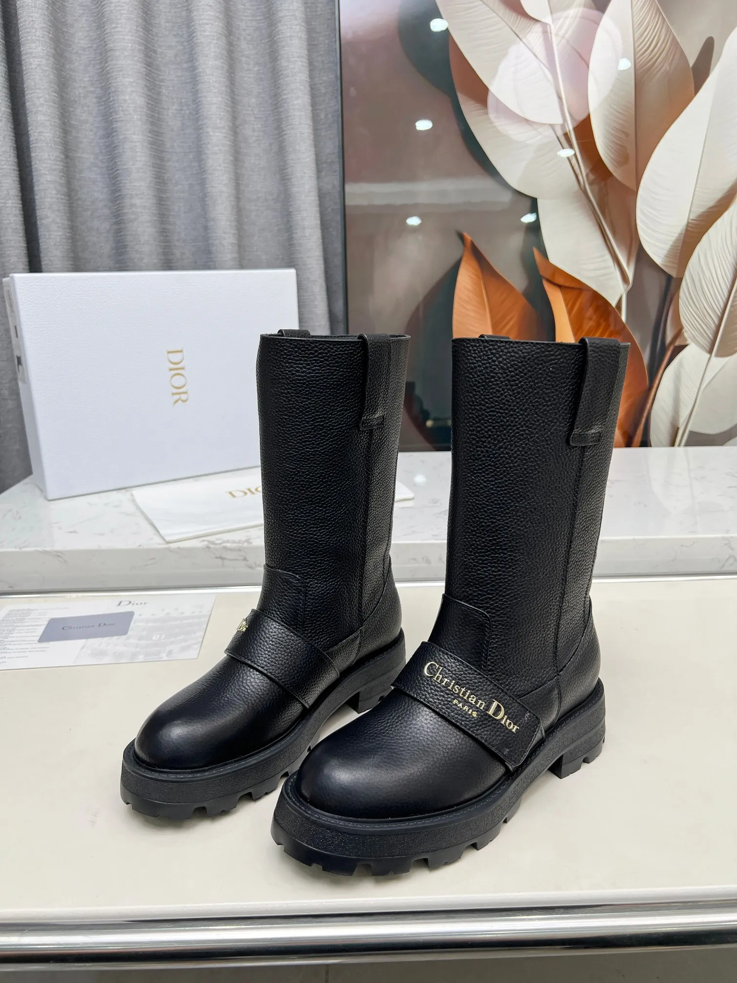 💕💕Factory direct selling price p720💕💕 Dior 2025ss retro British style brogue new knight boots 👢👢 萱 type versatile slim foot yyds. Three-dimensional and full shape, full of handsomeness and comfortable on the feet. A very retro style, full of aura single product, very novel design style, perfect details, cool and trendy 💯 trendy outsole, Upper: full-grain calfskin, lining: cow lining, size: 35-40 (customized size 40-41)